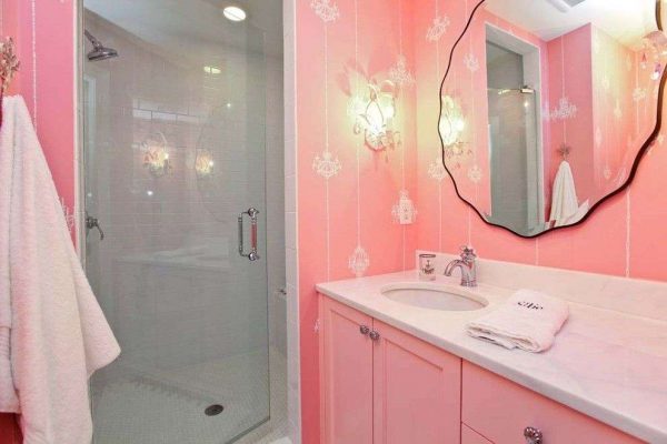 дизайн розовой ванной с зеркалом