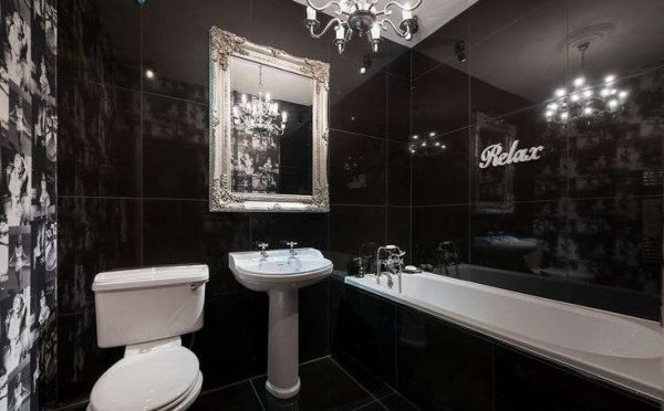 зеркало в интерьере чёрной ванной 