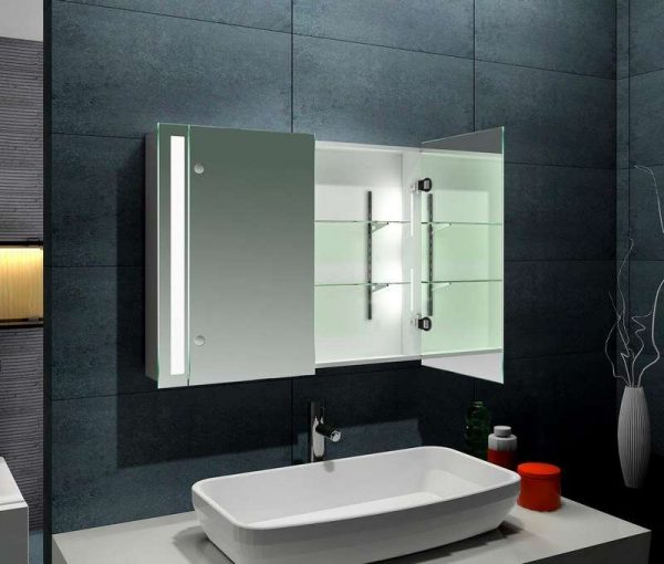 интерьер ванной с зеркальным шкафом