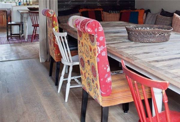 стильные стулья за обеденным столом в деревенском стиле