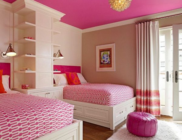 розовая детская для двух девочек с розовыми кроватями