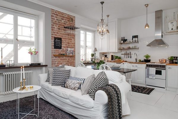белый диван на кухне в скандинавском стиле