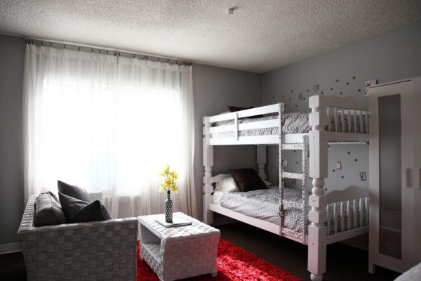 светлая детская комната с диваном и двухъярусной кроватью