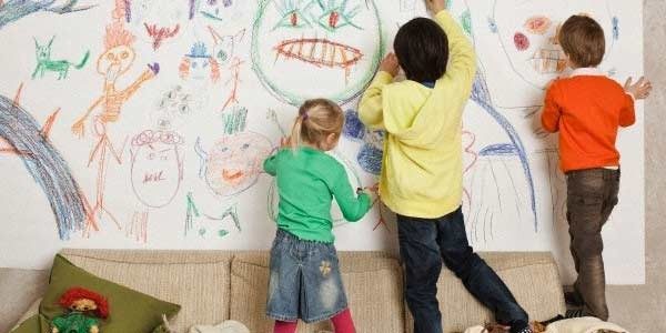 ребёнок рисует на стенах детской