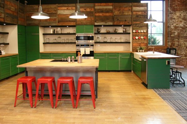 зелёный гарнитур и красные стулья на кухне в стиле лофт