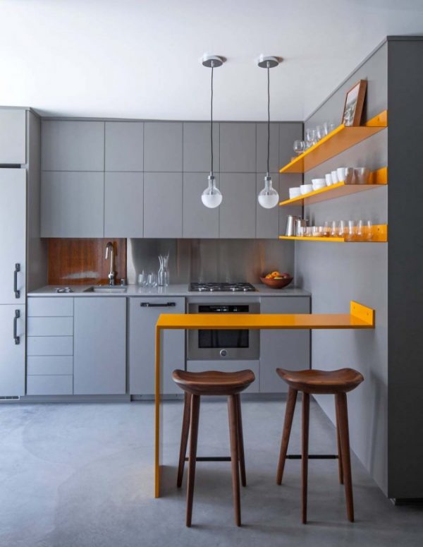 серый гарнитур и стены на кухне