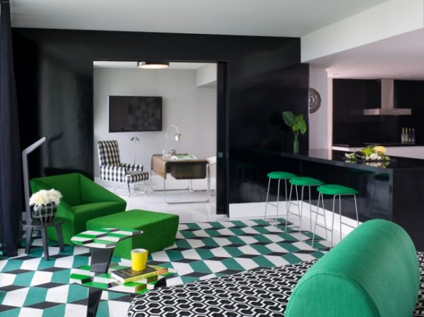 зелёная мебель в интерьере кухни студии