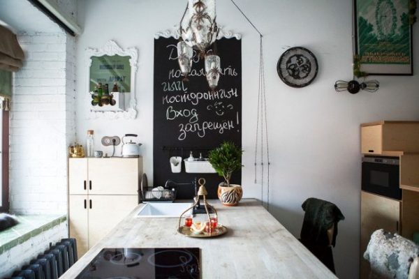 скандинавская кухня с доской для рисования