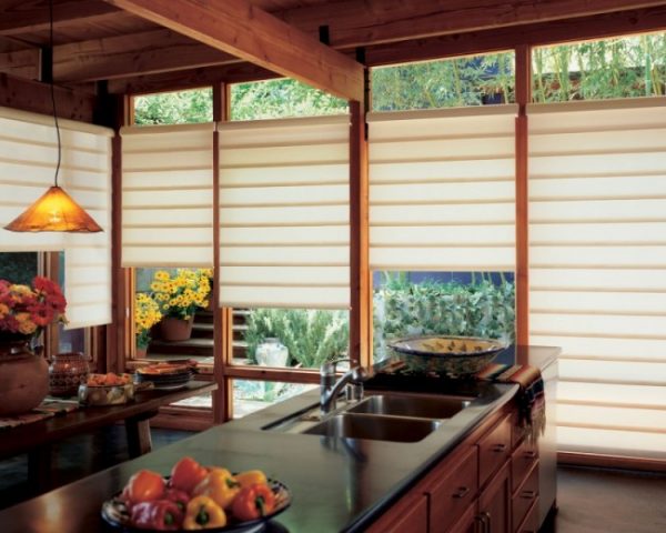 рулонные шторы в интерьере кухни