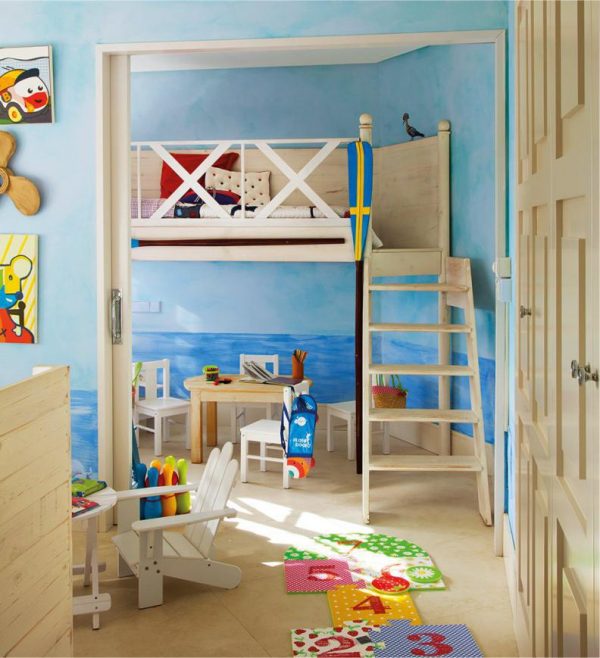кровать на втором этаже детской в морском стиле