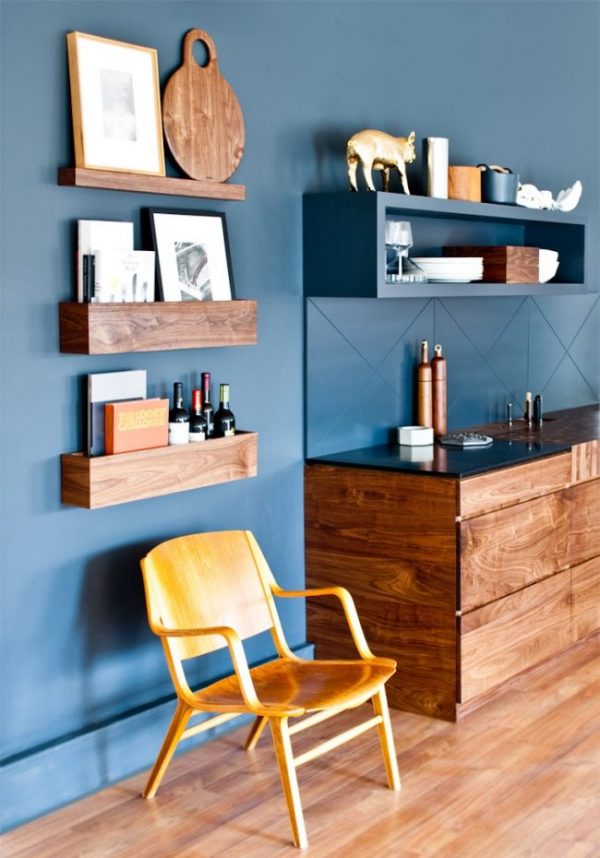 деревянная мебель для синей кухни