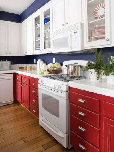 синяя с красным кухня