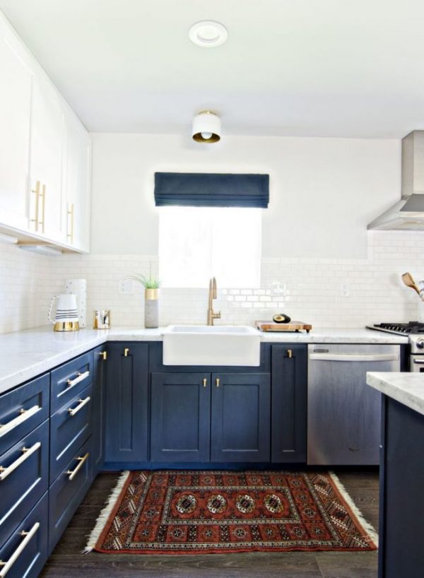 синие шторы римские на синей кухне
