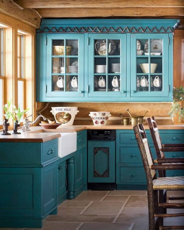 синяя кухня в деревенском стиле