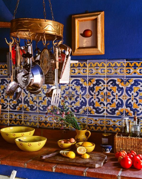кафель с орнаментом на синей кухне