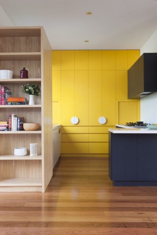 жёлтый и бежевый на синей кухне