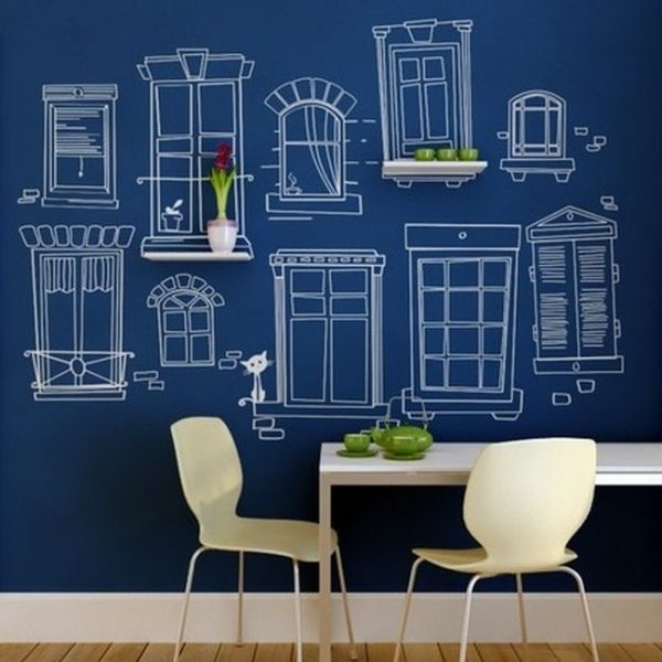 синяя стена с рисунком на кухне