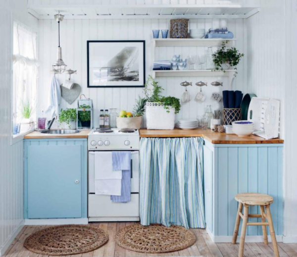 голубая кухня с белыми стенами