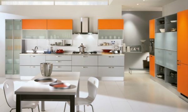 оранжевая с белым современная кухня