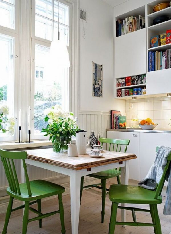 зелёные стульчики на белой кухне