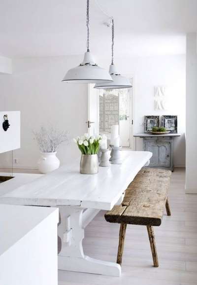 деревянная лавка на белой кухне