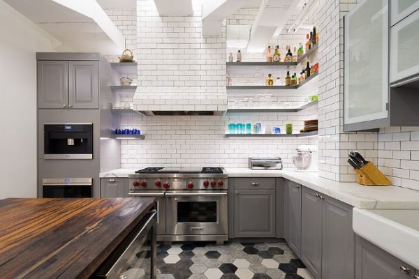 интерьер белой кухни с серым цветом