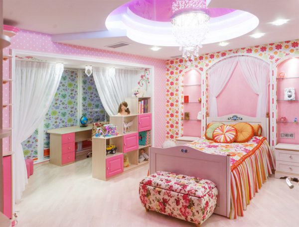  розовая комната для девочки со столом и шкафами