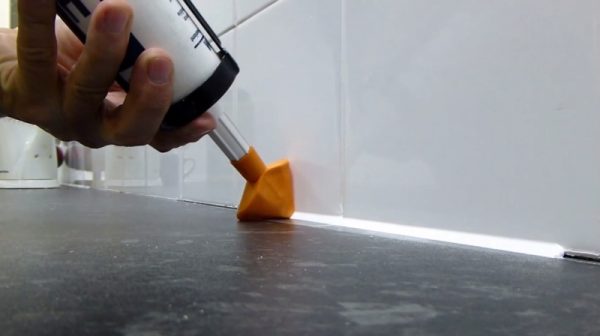 обработка швов герметиком в ванной