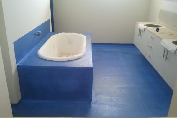 гидроизоляционный синий слой в ванной