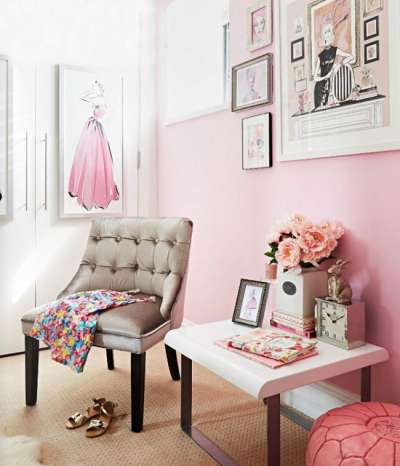 Розовый шкаф с розовыми стенами и белыми дверями шкафа