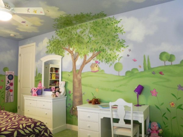 рисунок на стене и потолке детской красками