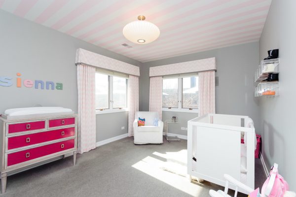 розово-белый потолок в детской для малышки