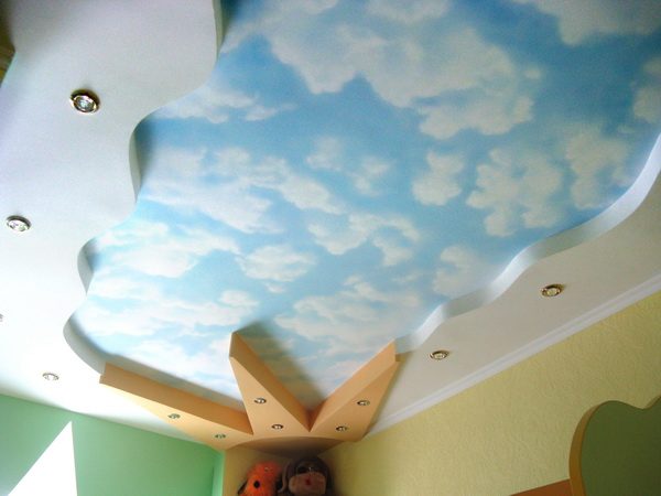 потолок с изображением неба в детской комнате