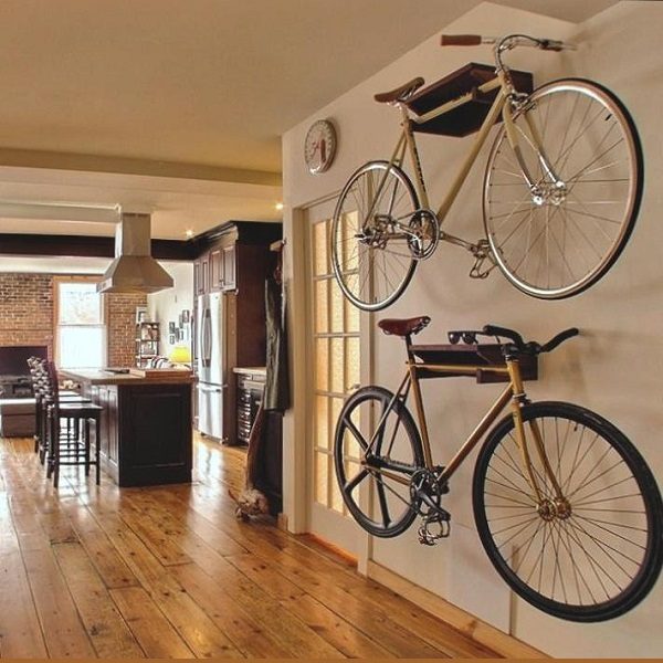 велосипед в прихожей на стене