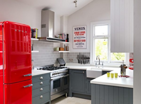 красный холодильник на кухне