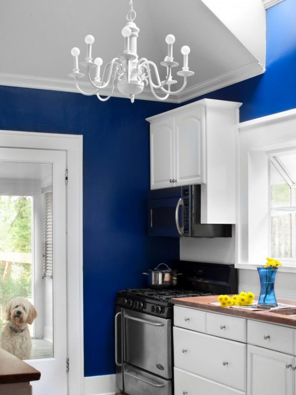 акцентиная синяя стена с белой кухней