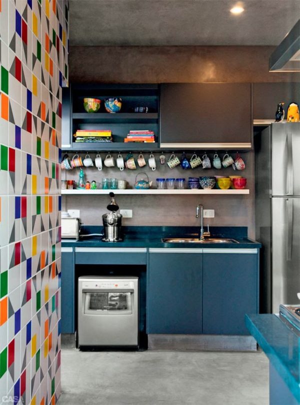 разноцветный кафель на стене кухни