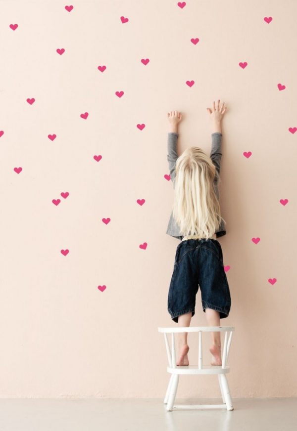 рисуем сердечки на стенах детской комнаты