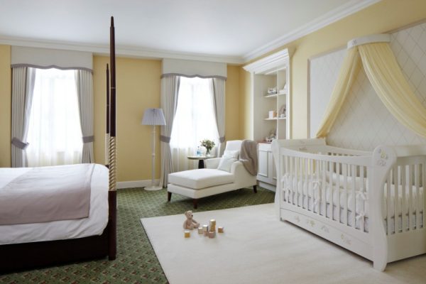 белая спальня с кроваткой для новорождённого