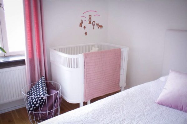 розовый текстиль в спальне с кроватью для ребёнка