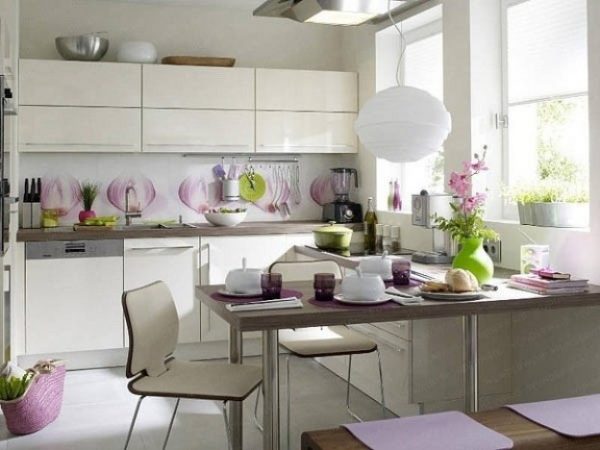 белая угловая кухня с фиолетовым декором