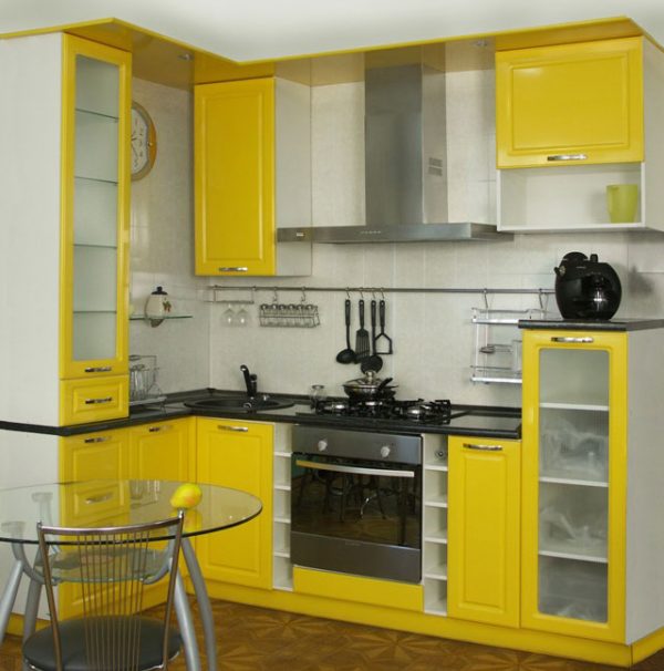 желтая угловая кухня