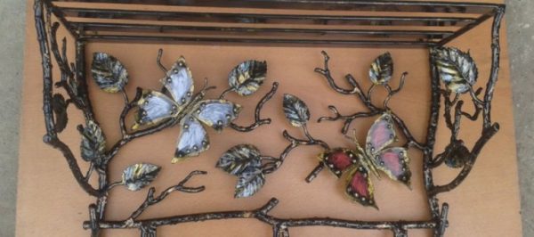кованая вешалка с бабочками