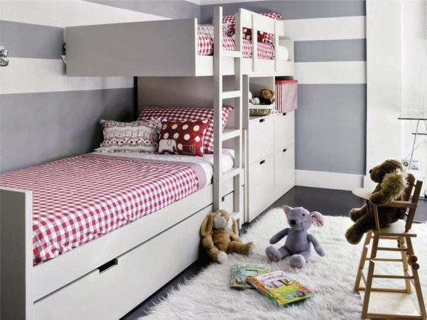 двухъярусная кровать для маленьких детей