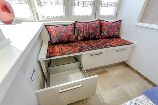 диван на кухню с выдвижными ящиками